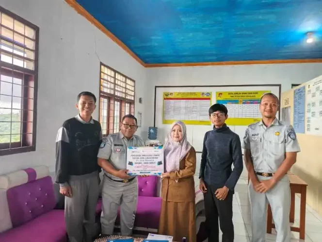 
					Penyerahan Bantuan Laptop oleh Jasa Raharja kepada SMK Tunas Bhayangkara Cidahu dalam Program TJSL