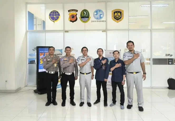 
					Kepala Cabang Bandung bersama Kasi STNK Polda Jabar di Samsat Digital Leuwi Panjang dalam rangka lomba inovasi Pelayanan Publik