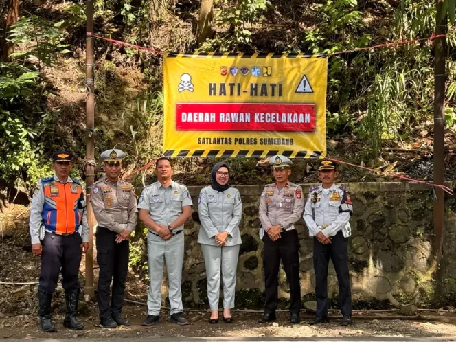 
					Jasa Raharja Kanwil Jawa Barat Bersama Gakkum Polres & Dishub Kabupaten Sumedang Pasang Himbauan Di Wilayah Cadas Pangeran Kabupaten Sumedang