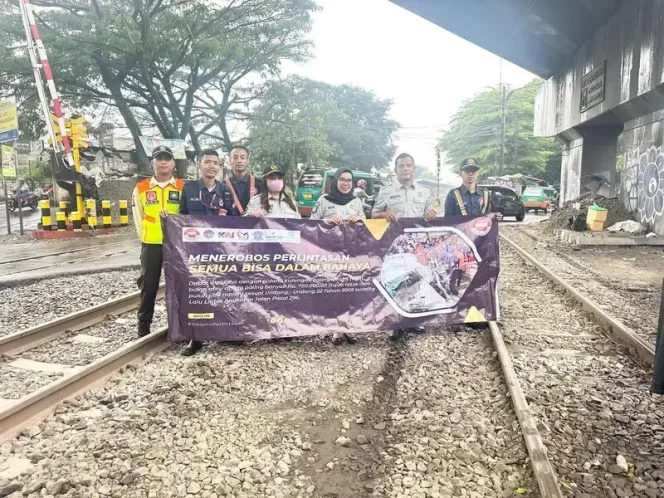 
					Lakukan Kegiatan Edukasi Keselamatan di Perlintasan Sebidang, Jasa Raharja Kanwil Jawa Barat Bersama Komunitas Edan Sepur Ikut Terlibat