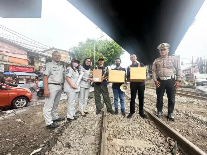 
					Jasa Raharja Kanwil Jawa Barat Berikan Hibah Sarana Prasarana ke Komunitas Edan Sepur Bandung