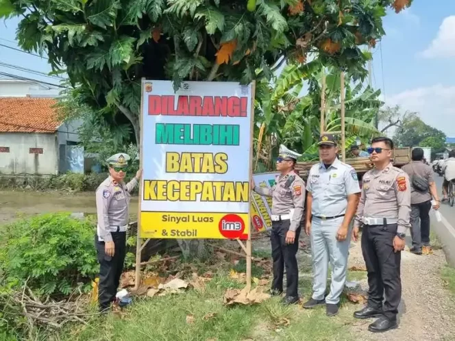 
					Jasa Raharja Indramayu Bersama Satlantas Polres Indramayu Pasang Spanduk Himbauan Keselamatan Lalu Lintas di Kecamatan Karangampel