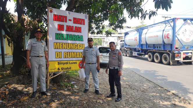 
					Jasa Raharja dan Satlantas Indramayu Laksanakan Pemasangan Spanduk Himbauan di Titik Rawan Laka untuk Tingkatkan Keselamatan Lalu Lintas