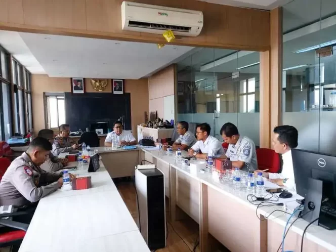 
					Tim Pembina Samsat Jawa Barat Lakukan Rapat Evaluasi Program Pemutihan Guna Tingkatkan Pelayanan