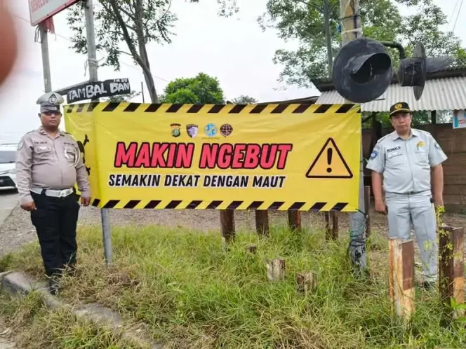 
					Jasa Raharja Bekasi bersama Satlantas Metro Bekasi Edukasi Keselamatan dengan Pasang Himbauan di Titik Rawan Kecelakaan Lalu Lintas