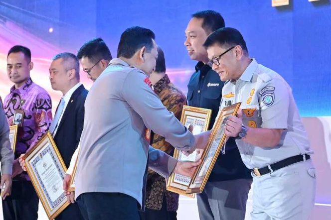 
					Jasa Raharja Terima Penghargaan dari Kapolri pada Acara Rakernis Fungsi Lalu Lintas 2025