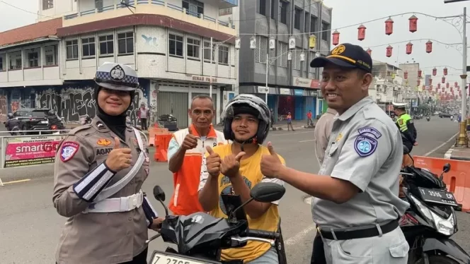 
					PT Jasa Raharja Cabang Purwakarta bersama Polres Purwakarta melaksanakan kegiatan pembagian helm gratis