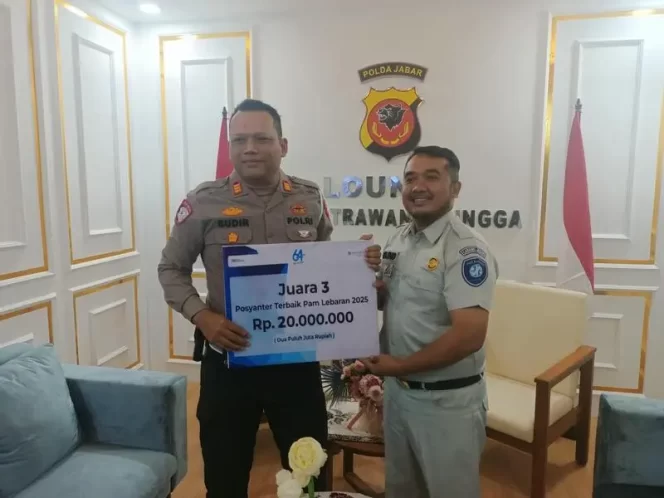 
					Penyerahan hadiah kepada Polres Subang atas prestasinya meraih Juara III Posyanter Terbaik
