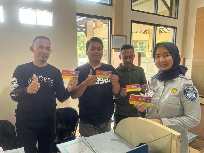 
					Samsat Pelabuhan Ratu Bagikan Voucher Diskon KFC, Pizza Hut Delivery, dan Planet Ban kepada Wajib Pajak