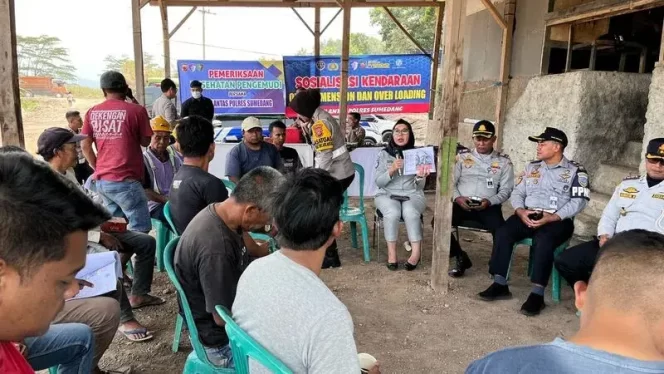 
					Jasa Raharja Kanwil Jawa Barat Bersinergi dengan FKLL Kabupaten Sumedang Gelar Sosialisasi ODOL (Over Dimension and Over Loading)