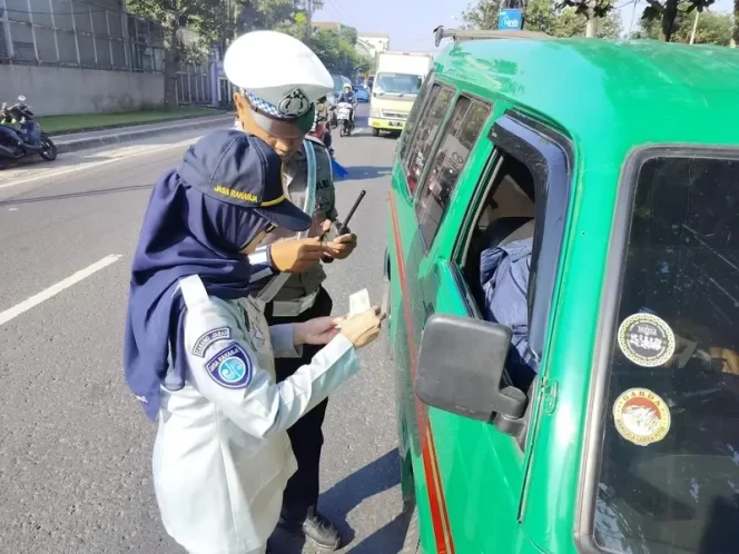 
					Jasa Raharja Bersama Tim Pembina Samsat Kabupaten Bandung II Soreang Gelar Operasi Gabungan di Katapang Kabupaten Bandung