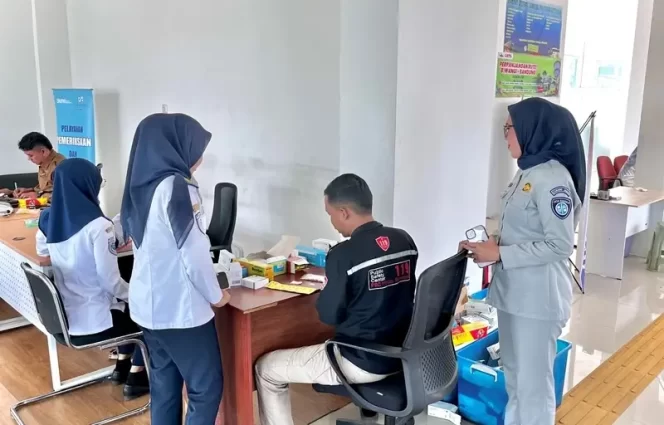 
					Jasa Raharja Kantor Wilayah Jawa Barat melalui Samsat Sumedang menggelar kegiatan MUKL untuk para Kru dan Penumpang Bus di Terminal Ciakar Sumedang