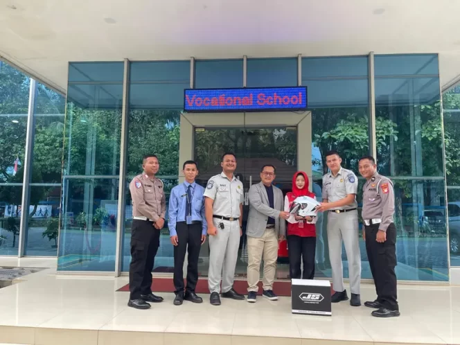 
					Bukti Pengajar Peduli Keselamatan Lalu Lintas di SMK Mitra Industri MM 2100