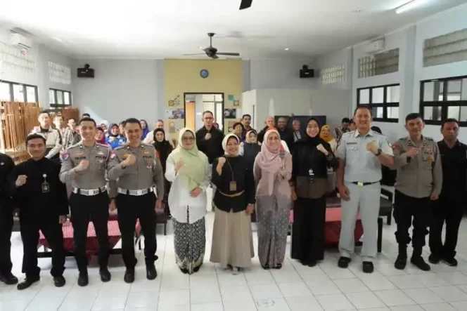 
					Sosialisasi Perpanjangan Program Pemutihan PKB dan  SWDKLLJ oleh Jasa Raharja Cabang Bandung dan Tim Pembina Samsat di Kantor Kecamatan Bandung Kidul