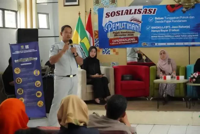 
					Sosialisasi Program Pemutihan Pembayaran Pajak Kendaraan Bermotor dan SWDKLLJ Yang Diperpanjang oleh Jasa Raharja Cabang Bandung dan Tim Pembina Samsat Bandung Soekarno Hatta di Kantor Kecamatan Bandung Kidul