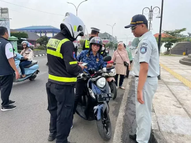 
					Upaya Peningkatan Patuh Pajak, Tim Pembina Samsat Karawang Bersama Mitra Terkait Gelar Operasi Gabungan
