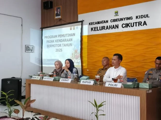 
					Sosialisasi  Program Pemutihan PKB & SWDKLLJ Yang Diperpanjang  di Kantor Kelurahan Cikutra Cibeunying Kidul oleh Jasa Raharja Cabang Bandung dan Tim Pembina Samsat Kawaluyaan