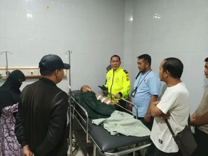 
					Kasatlantas Polres Subang Bersama Jasa Raharja Subang Tinjau Langsung Pelayanan Korban Kecelakaan Lalu Lintas di Rumah Sakit