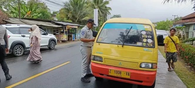 
					Jasa Raharja Tasikmalaya Samsat Ciamis Bersama Tim Gabungan Laksanakan Operasi Pemeriksaan Pajak Kendaraan di Kecamatan Banjarwangi