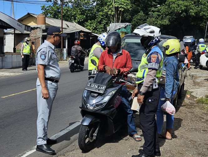 
					Jasa Raharja Sumedang Gelar Operasi Pemeriksaan Pajak Kendaraan Bermotor di Binokasih