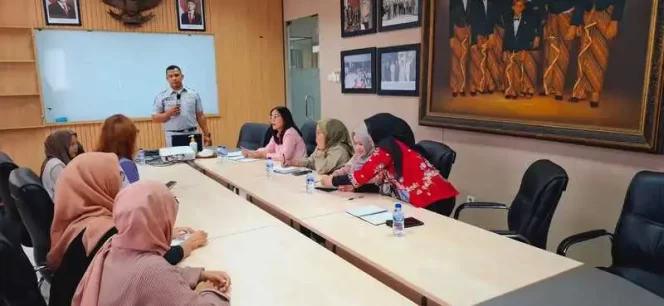 
					Koordinasi Jasa Raharja Cimahi  Sambangi RS Mitra Kasih Untuk Percepatan Pembayaran Santunan  CIMAHI – Sebagai upaya percepatan pembayaran santunan kepada korban kecelakaan lalu lintas, Penanggung Jawab Jasa Raharja  Cimahi, Restu Indra Permana, secara langsung mendatangi Rumah Sakit Mitra Kasih di Cimahi pada Selasa, 05 Agustus 2025.  Kunjungan ini merupakan bagian dari koordinasi intensif untuk mempercepat proses penyerahan hak-hak santunan kepada masyarakat yang menjadi korban. Dalam kunjungan tersebut, Restu Indra Permana berkoordinasi dengan pihak rumah sakit, khususnya bagian Pendaftaran, IGD dan Keuangan. Tujuan utama koordinasi ini adalah untuk memastikan kelengkapan data korban kecelakaan lalu lintas, seperti laporan medis dan surat keterangan perawatan. Data yang lengkap dan akurat dari rumah sakit menjadi salah satu kunci penting dalam mempercepat proses verifikasi dan pencairan santunan. “Kami datang langsung ke RS Mitra Kasih untuk berkoordinasi dan menyelaraskan data korban. Dengan kolaborasi yang erat, kami berharap proses pengajuan santunan bisa lebih cepat dan tidak berbelit-belit,” jelas Restu. “Keterlambatan data dari rumah sakit sering kali menjadi salah satu kendala, oleh karena itu kami proaktif melakukan koordinasi ini.” Manajemen RS Mitra Kasih menyambut baik inisiatif dari Jasa Raharja Cimahi. Mereka menyatakan komitmennya untuk membantu menyediakan data korban secepat mungkin agar proses administrasi santunan tidak terkendala. “Kami siap mendukung Jasa Raharja dalam upaya percepatan ini. Ini adalah bentuk pelayanan kami juga kepada pasien dan keluarganya,” ujar perwakilan dari RS Mitra Kasih. Melalui langkah proaktif ini, Jasa Raharja Cimahi menunjukkan komitmennya dalam memberikan pelayanan terbaik kepada masyarakat. PT. Jasa Raharja sebagai BUMN yang diberikan Amanah untuk memberikan perlindungan dasar kepada masyarakat korban kecelakaan lalu lintas jalan terus berkomitmen menghadirkan pelayanan prima. Hal itu sebagaimana tertuang dalam Undang – Undang No. 33 dan 34 tahun 1964 tentang Dana Pertanggungan Wajib Kecelakaan Penumpang  Umum dan Lalu Lintas Jalan, yang tak lain merupakan salah satu bentuk kehadiran Negara memberikan perlindungan dasar bagi korban kecelakaan lalu lintas.