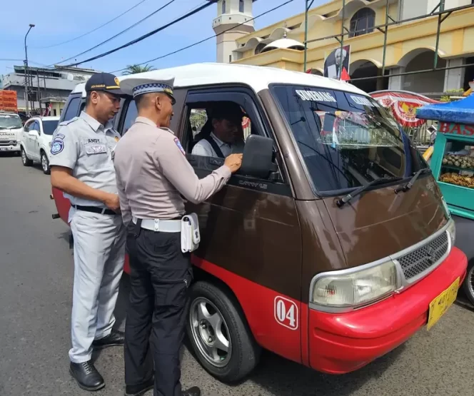 
					Tunjukan Sinergitas, Jasa Raharja Sumedang Gelar Operasi Gabungan  Bersama Tim Pembina Samsat Sumedang di Alun-Alun Tanjungsari