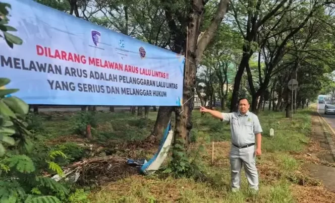 
					Upaya Keselamatan Berlalulintas, Jasa Raharja Karawang Sebar Spanduk Himbauan Di Titik Rawan Kecelakaaan