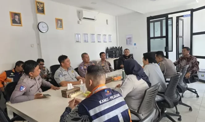 
					Upaya Keselamatan Lalu Lintas, Jasa Raharja Cabang Cirebon Hadiri Forum Komunikasi Lalu Lintas (FKLL) di PT Semesta Marga Raya Cirebon