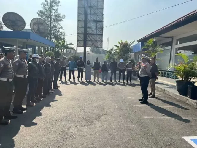 
					Tim Pembina Samsat Kab Bandung Barat Dan Bapenda Kab Bandung Barat Melakukan Operasi Gabungan Di Wilayah Kab Bandung Barat