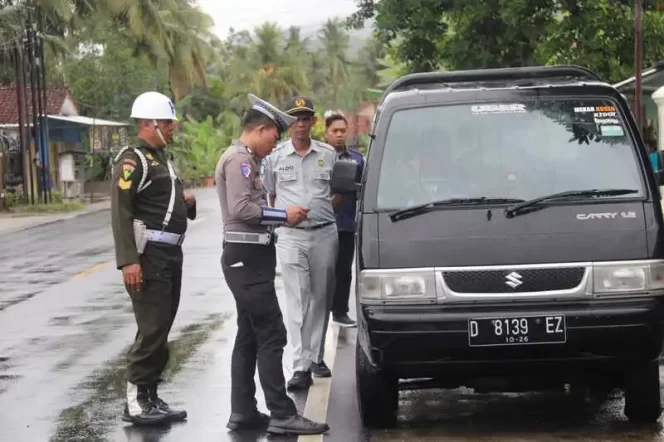
					Operasi Pemeriksaan Pajak Kendaraan Bermotor di Jl. Padaherang, Kabupaten Pangandaran