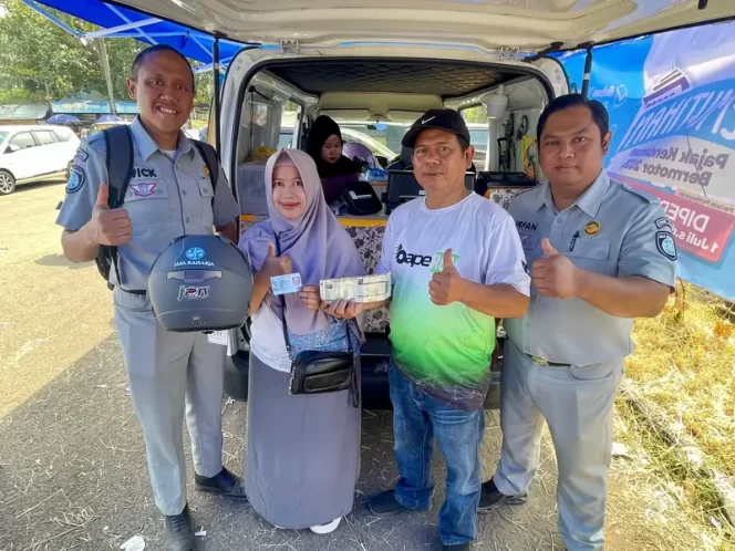 
					Jasa Raharja Indramayu Perkuat Layanan Publik di Karnaval SCTV, Berikan Reward untuk Wajib Pajak Patuh Pajak Kendaraan Bermotor di Indramayu
