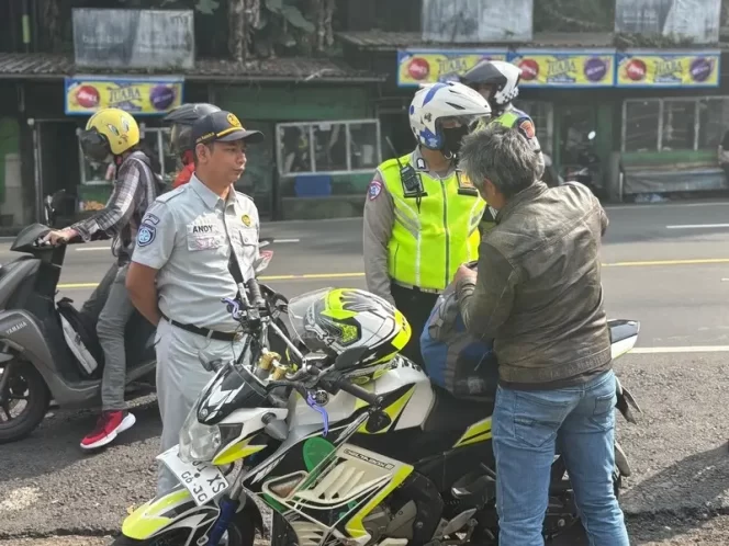 
					Jasa Raharja Jawa Barat Berkolaborasi dengan Samsat Sumedang Gelar Operasi Gabungan di Cadas Pangeran, Sumedang
