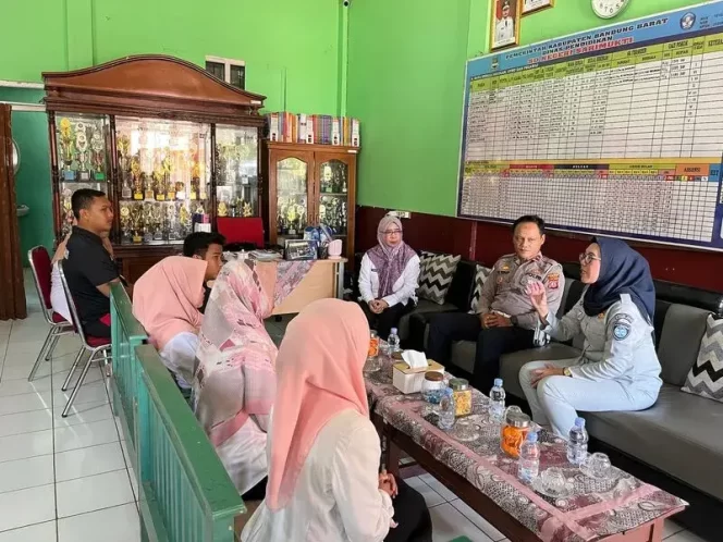 
					Upaya Keselamatan Lalu Lintas, Jasa Raharja Kanwil Jawa Barat Gelar PPKL di SD Sari Mukti Cipatat