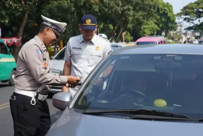 
					Perkuat Sinergi Operasi Gabungan Bersama, Jasa Raharja Bandung Bersama Tim Pembina Samsat Soekarno Hatta Lakukan Pemeriksaan PKB dan SWDKLLJ di Jalan Raya Bandung