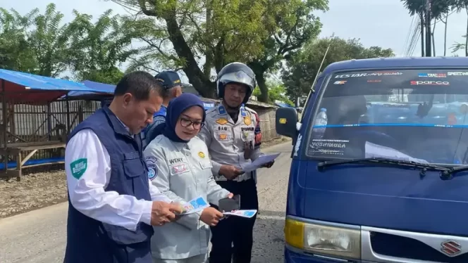 
					Tim Pembina Samsat Rancaekek Kembali Gelar Operasi Gabungan di Depan The Matic Majalaya Dorong Kepatuhan Masyarakat Membayar Pajak Kendaraan Bermotor di Masa Pemutihan  BANDUNG – Dalam rangka mengoptimalkan kepatuhan masyarakat terhadap kewajiban membayar Pajak Kendaraan Bermotor (PKB), Tim Pembina Samsat yang terdiri dari unsur Jasa Raharja, Tim P3DW Bandung I Rancaekek, Satlantas Polresta Bandung, Dishub Kab. Bandung, Denpom dan Bapenda Kab. Bandung melaksanakan operasi gabungan Kembali  di depan The Matic Majalaya Kabupaten Bandung pada Rabu, 13 Agustus 2025. Kegiatan ini menjadi bagian dari rangkaian program Pemutihan Pajak Kendaran Bermotor yang tengah berlangsung hingga 30 September 2025, di mana masyarakat mendapatkan pembebasan sanksi administratif berupa penghapusan denda PKB dan SWDKLLJ serta pembebasan Bea Balik Nama Kendaraan Bermotor (BBNKB) untuk mutasi dalam dan luar provinsi. Selama operasi, petugas memeriksa dokumen kendaraan, termasuk bukti pembayaran PKB dan kelengkapan surat-surat. Bagi pengendara yang belum memenuhi kewajiban pajaknya, disediakan layanan informasi dan rujukan untuk memanfaatkan program pemutihan di gerai Samsat terdekat. Penanggung Jawab Jasa Raharja Samsat Rancaekek, Weny Purnamasari, menambahkan bahwa kepatuhan membayar pajak kendaraan juga berdampak pada keberlanjutan perlindungan asuransi bagi pengendara dan penumpang. “SWDKLLJ yang dibayarkan bersamaan dengan PKB adalah bentuk perlindungan bagi korban kecelakaan lalu lintas. Jadi, membayar pajak tepat waktu adalah investasi keamanan bersama,” jelasnya. Tim Pembina Samsat memastikan operasi gabungan ini akan dilaksanakan secara berkala dan terjadwal di berbagai titik strategis, sehingga masyarakat yang belum memanfaatkan program pemutihan dapat segera melakukannya sebelum batas waktu berakhir.