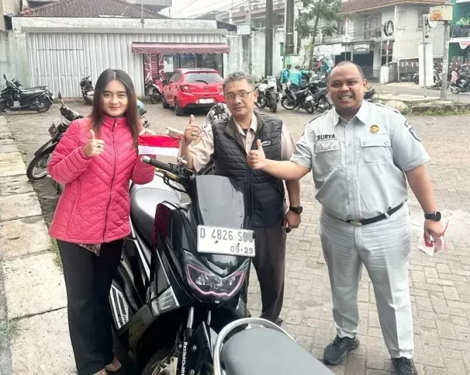 
					Sambut Hari Kemerdekaan RI, Petugas Jasa Raharja dan Samsat Ciwidey Bagikan Bendera Merah Putih kepada Wajib Pajak