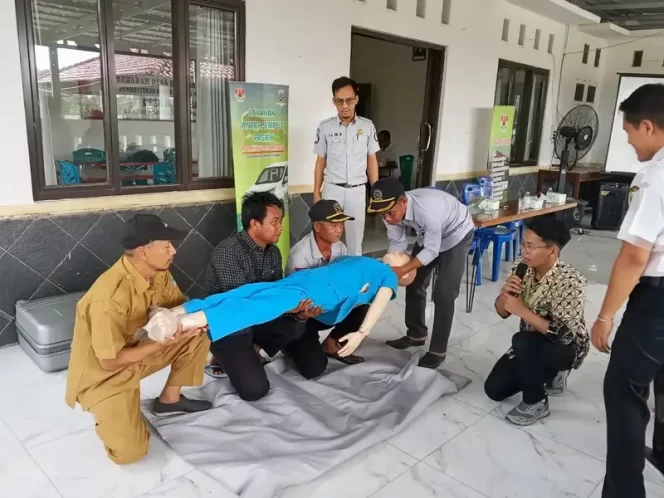 
					Jasa Raharja Karawang dan RSU Fikri Medika Gelar PPGD di Desa Jatiragas, Karawang
