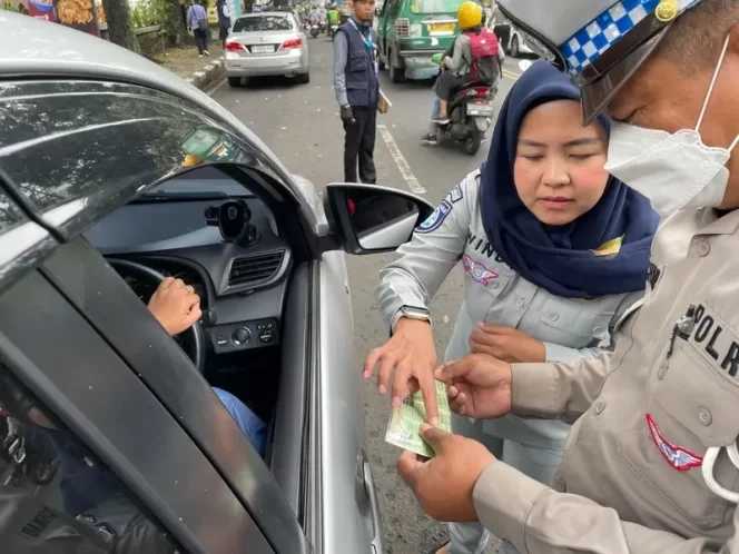 
					Perkuat Sinergi Operasi Gabungan Bersama, Jasa Raharja Bandung Bersama Tim Pembina Samsat Kawaluyaan Lakukan Pemeriksaan PKB  di PHH Mustofa