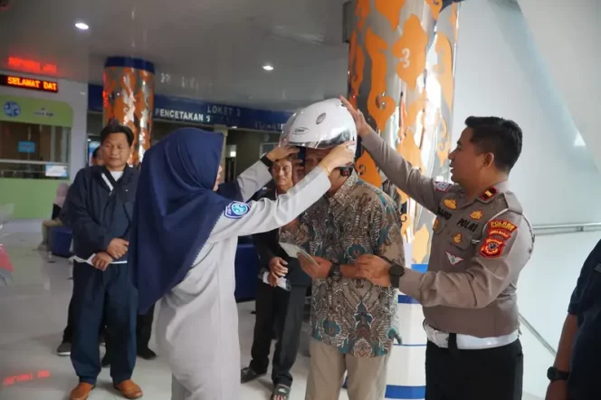 
					Rayakan Hari Keselamatan Transportasi, Jasa Raharja Indramayu Bagikan Helm SNI: “Satu Nyawa Terlalu Berharga”