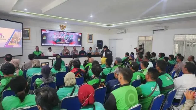 
					Jasa Raharja Bekasi dan Satlantas Metro Bekasi Gelar Sosialisasi Keselamatan di Titik Rawan Sukadami, Cikarang Selatan