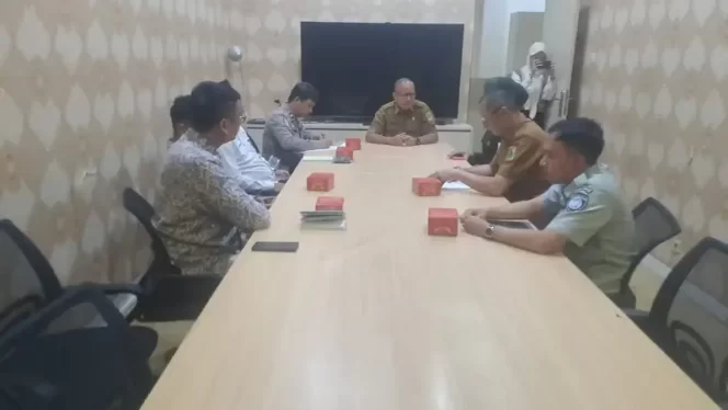 
					Optimalisasi PKB BBN-KB Dan SWDKLLJ Bapenda Kabupaten Bersama Tim Pembina Samsat Karawang Laksanakan Rapat Persiapan Kegiatan Operasi Khusus (Opsus)