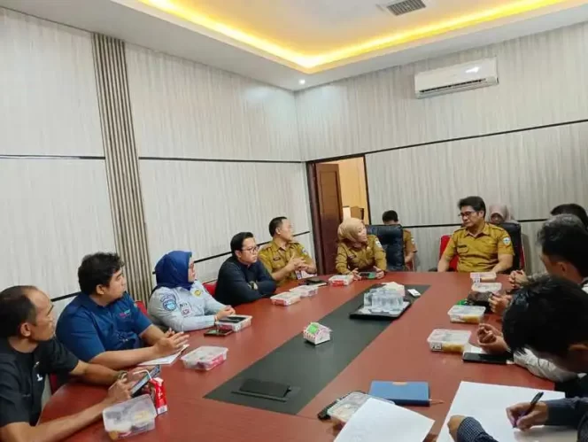 
					Jasa Raharja Kanwil Jawa Barat Tempelkan Stiker Practical Guidance pada Bus di Terminal Ciakar Sumedang