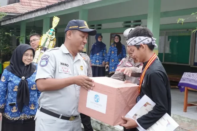 
					Jasa Raharja Purwakarta dan Satlantas Purwakarta Gelar Sosialisasi Keselamatan Lalu Lintas dan Kepatuhan Pajak Kendaraan Bermotor di SMPN 7 Purwakarta