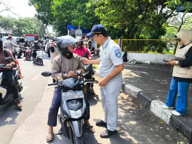 
					Perkuat Sinergi Operasi Gabungan Bersama, Jasa Raharja Bandung Bersama Mitra Lakukan Pemeriksaan PKB dan SWDKLLJ di Sepanjang Jalan Cisaranten