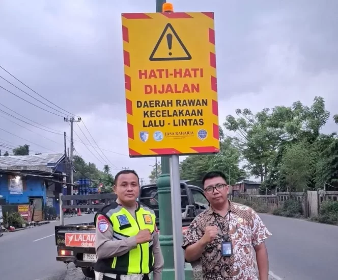 
					Jasa Raharja Kantor Pelayanan Cikarang Bersama Satlantas Polres Metro Bekasi Pasang Rambu Himbauan Keselamatan di Titik Rawan Kecelakaan Lalu Lintas