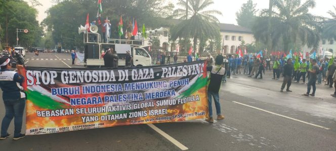 
					Buruh Jawa Barat Gelar Aksi Solidaritas Bela Palestina di Depan Gedung Sate