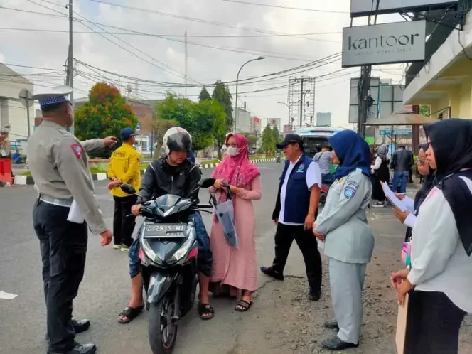 
					Samsat Kota Tasikmalaya Gelar Operasi Gabungan, Tingkatkan Kepatuhan Pajak Kendaraan Bermotor