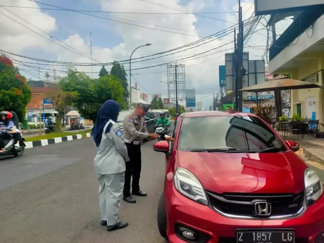 
					Samsat Kota Tasikmalaya Gelar Operasi Gabungan Penertiban Pajak Kendaraan di Jalan HZ Mustofa