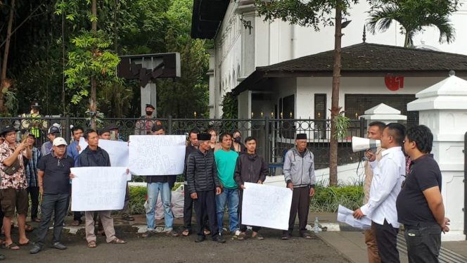 
					Puluhan Petani HPPMI Kabupaten Bogor Gruduk Gedung Sate, Tuntut Pemerintah Turun Tangan Adanya Penyerobotan Lahan Garapan Petani