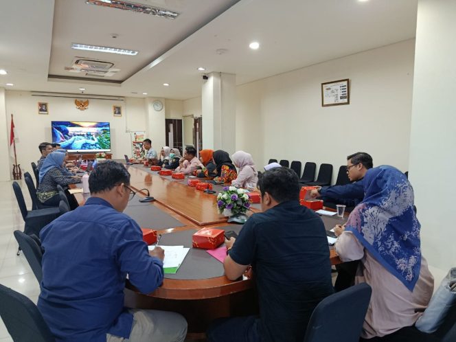 
					Penanggung Jawab Bidang Pelayanan Jasa Raharja Cabang Sukabumi Hadiri Rekonsiliasi Data Kasus Kecelakaan Lalu Lintas Bersama BPJS Kesehatan   Sukabumi – Penanggung Jawab Bidang Pelayanan Jasa Raharja Cabang Sukabumi, Sdr. Dadan Setiadi, menghadiri kegiatan Rekonsiliasi Data Kasus Kecelakaan Lalu Lintas yang diselenggarakan oleh BPJS Kesehatan Cabang Sukabumi, bertempat di kantor BPJS Kesehatan Cabang Sukabumi.   Kegiatan ini dihadiri oleh Kepala Bagian BPJS Kesehatan Cabang Sukabumi, Bapak James Simandjuntak, perwakilan Jasa Raharja Cabang Sukabumi, serta sejumlah PIC (Person in Charge) dari berbagai rumah sakit di wilayah Sukabumi.   Tujuan utama kegiatan ini adalah untuk meningkatkan akurasi data, memperkuat koordinasi antarinstansi, serta menyamakan persepsi terkait mekanisme penjaminan korban kecelakaan lalu lintas. Melalui proses rekonsiliasi ini, diharapkan data pelayanan kesehatan korban kecelakaan dapat terverifikasi dengan baik, sehingga proses penanganan dan pembayaran klaim berjalan lebih efisien, transparan, dan akuntabel.   Dalam sambutannya, Kepala BPJS Kesehatan Cabang Sukabumi, Bapak James Simandjuntak, menyampaikan apresiasinya terhadap kehadiran seluruh pihak yang berpartisipasi dalam kegiatan tersebut. “Sinergi antara BPJS Kesehatan, Jasa Raharja, dan rumah sakit merupakan bentuk nyata komitmen kami dalam memberikan pelayanan terbaik bagi masyarakat, khususnya korban kecelakaan lalu lintas. Melalui kegiatan rekonsiliasi ini, kami ingin memastikan tidak ada kendala dalam proses penjaminan dan penyelesaian data,” ujar James Simandjuntak.   Sementara itu, perwakilan dari Jasa Raharja Cabang Sukabumi, Sdr. Dadan Setiadi, menegaskan bahwa kegiatan ini juga menjadi wadah untuk memperkuat kolaborasi lintas sektor dalam rangka memberikan pelayanan yang cepat, tepat, dan berkeadilan bagi masyarakat.   Melalui kegiatan ini, diharapkan ke depan koordinasi antara Jasa Raharja, BPJS Kesehatan, dan fasilitas kesehatan di wilayah Sukabumi semakin solid, sehingga pelayanan bagi korban kecelakaan dapat dilakukan dengan lebih optimal dan berkesinambungan.